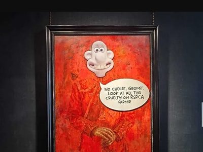 Activistas vandalizan retrato oficial del rey Carlos III con imagen de "Wallace y Gromit"