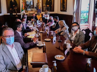Enrique Alfaro recibe a comisión de la Universidad de Guadalajara