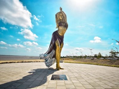 Ciudad natal de Shakira devela una estatua gigante de la estrella colombiana