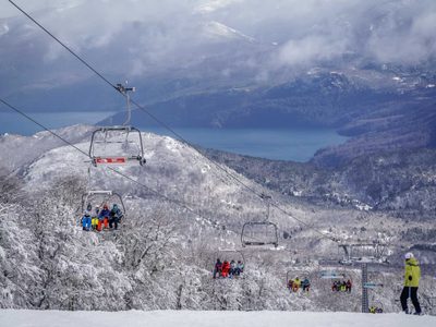 Los centros de esquí Chapelco y Bayo adelantarán su apertura porque están repletos de nieve