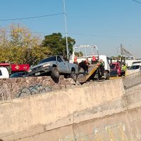 Una camioneta quedó al borde del cacique Guaymallén
