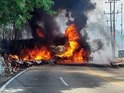 Explota una pipa con combustible en la avenida Escénica de Acapulco (Videos)