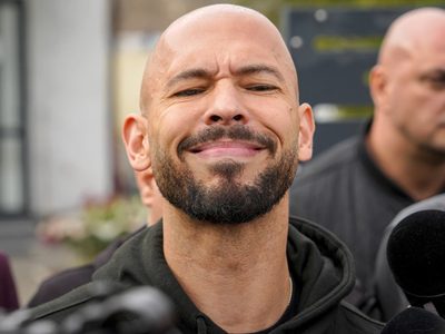 La exnovia de Andrew Tate lo acusa de asfixiarla y golpearla en una nueva demanda