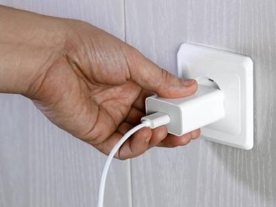 Cuánta luz consume dejar enchufado el celular todo el día