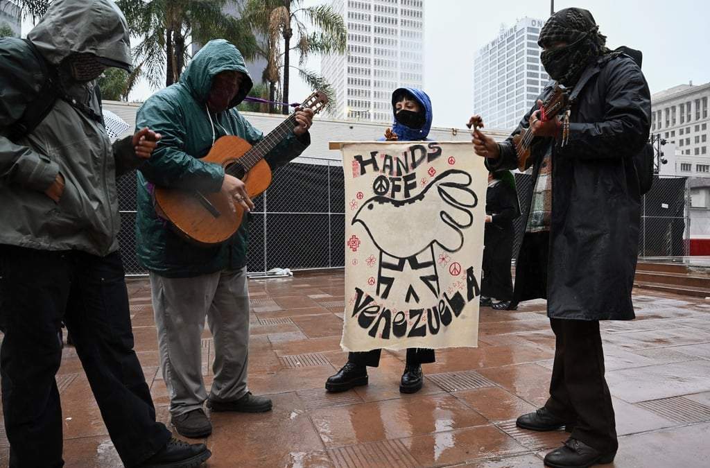 Manifestantes se congregan para denunciar el ataque estadunidense a Venezuela, el sábado 3 de enero de 2026, en la Plaza Pershing de Los Ángeles