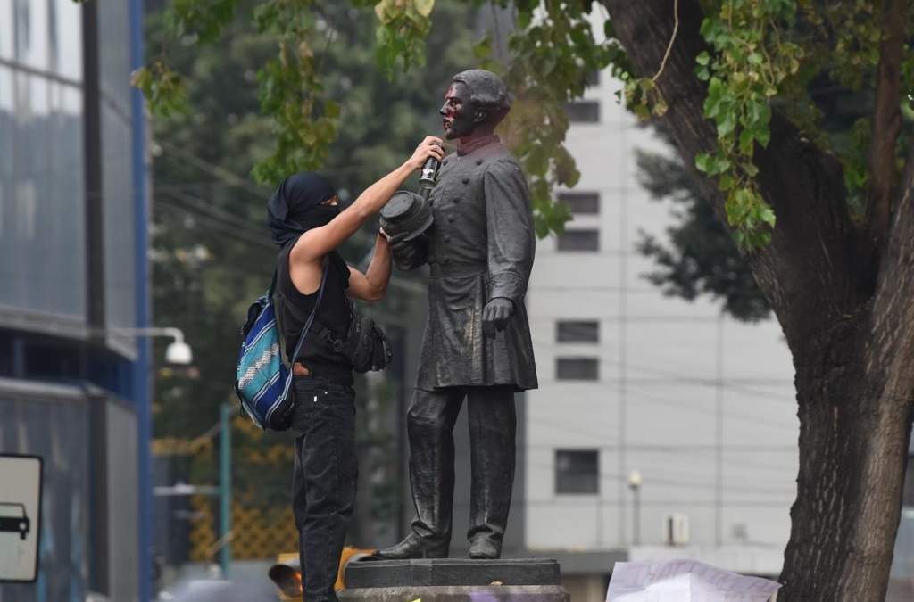Destrozos causados por encapuchados