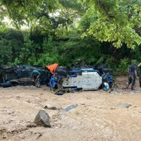 Tres tripulantes de un vehículo Racer son arrastrados por un río en Apango, Guerrero
