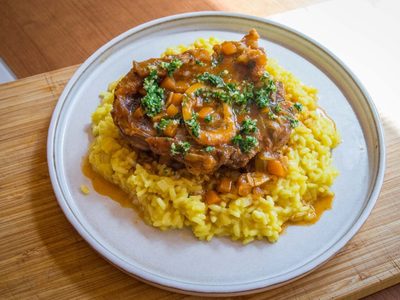 Medallones de osobuco con arroz cremoso: una receta otoñal fácil y deliciosa, para comer como los dioses