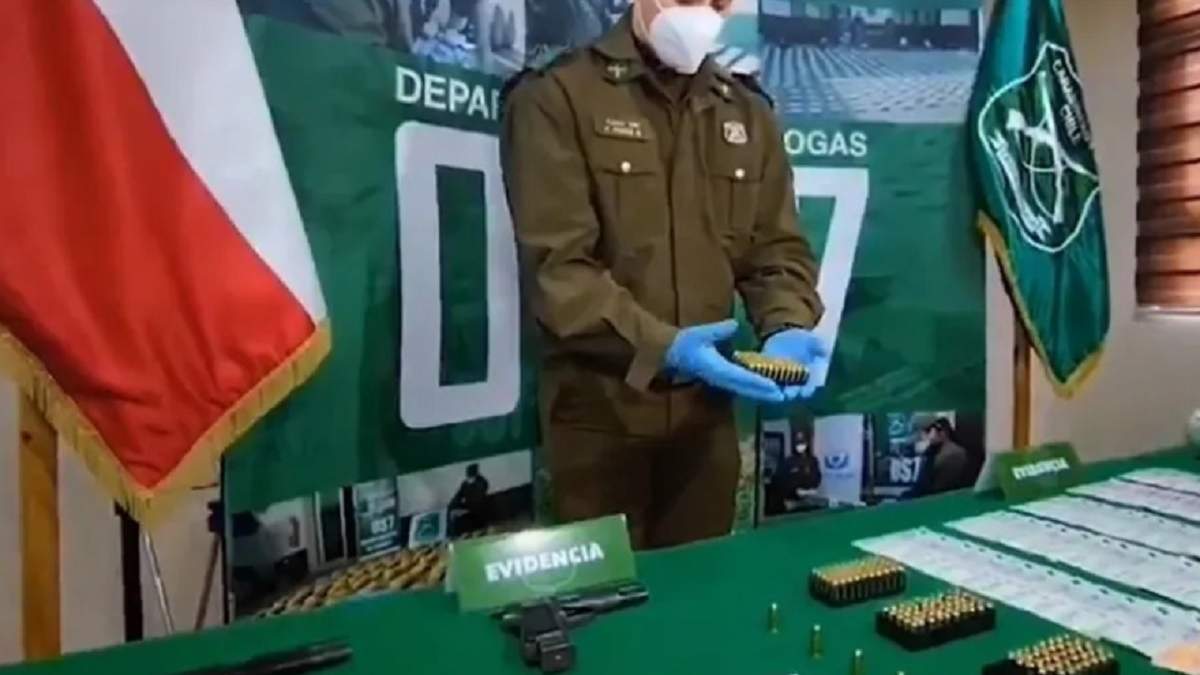 Carabineros de Pucón exhiben el armamento secuestrado. Fuente: (BACHE3000)
