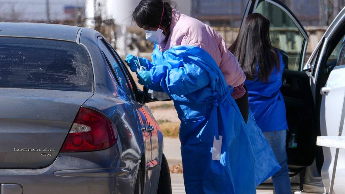 Una trabajadora de salud administra una prueba de sarampión a Fernando Tarin, de Seagraves, Texas, en una unidad móvil de pruebas fuera del Hospital del Distrito de Seminole, en Seminole, Texas