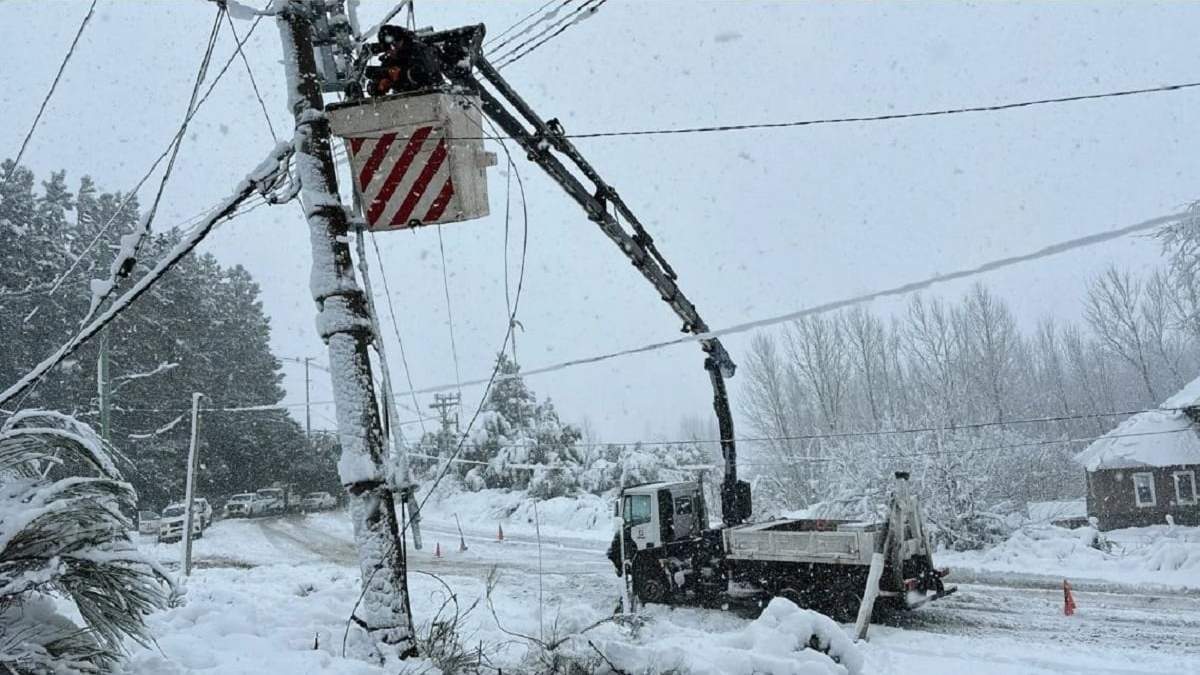 Operarios del EPEN trabajan para restablecer el servicio eléctrico. Fuente: (Facebook)