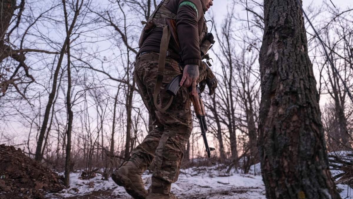 Un soldado recorre Toretsk, un sitio parcialmente ocupado donde se sostienen fuertes batallas con las tropas rusas en la región de Donetsk