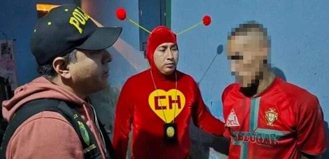 Policía de Perú captura a seis narcomenudistas disfrazado del Chapulín Colorado