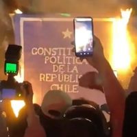 Con aplastante mayoría, Chile aprueba redactar nueva Constitución y dejar atrás la de Pinochet
