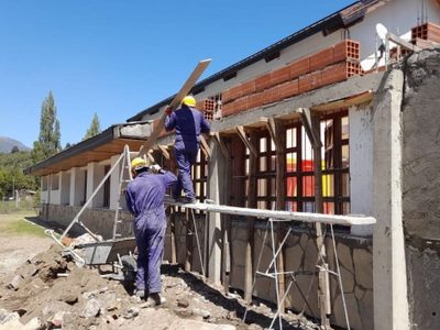 Evalúan denunciar al Gobierno y a empresa constructora por desperfectos en obra de la Escuela 161