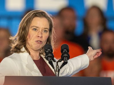 Gobernador de Wisconsin cuestiona propuesta de prohibir redadas migratorias en ciertos lugares