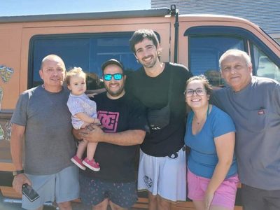 Los integrantes de “Locos x el Asado” quedaron varados y un mecánico de Plottier reparó su camioneta