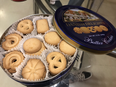 Si tenés una lata de galletas vieja y oxidada, no la tires: creá este portavelas súper chic y original