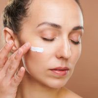 Antes del maquillaje, el protector solar: cuánto ponerse para cuidarse el cutis, según los expertos