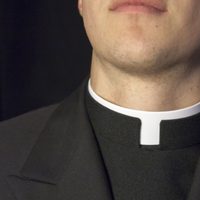 Seis curas son arrestados en medio de una indagatoria por maltrato y abuso sexual en Francia