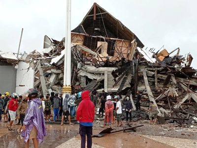Al menos 34 fallecidos y 600 heridos tras fuerte terremoto en Indonesia: devastadoras imágenes