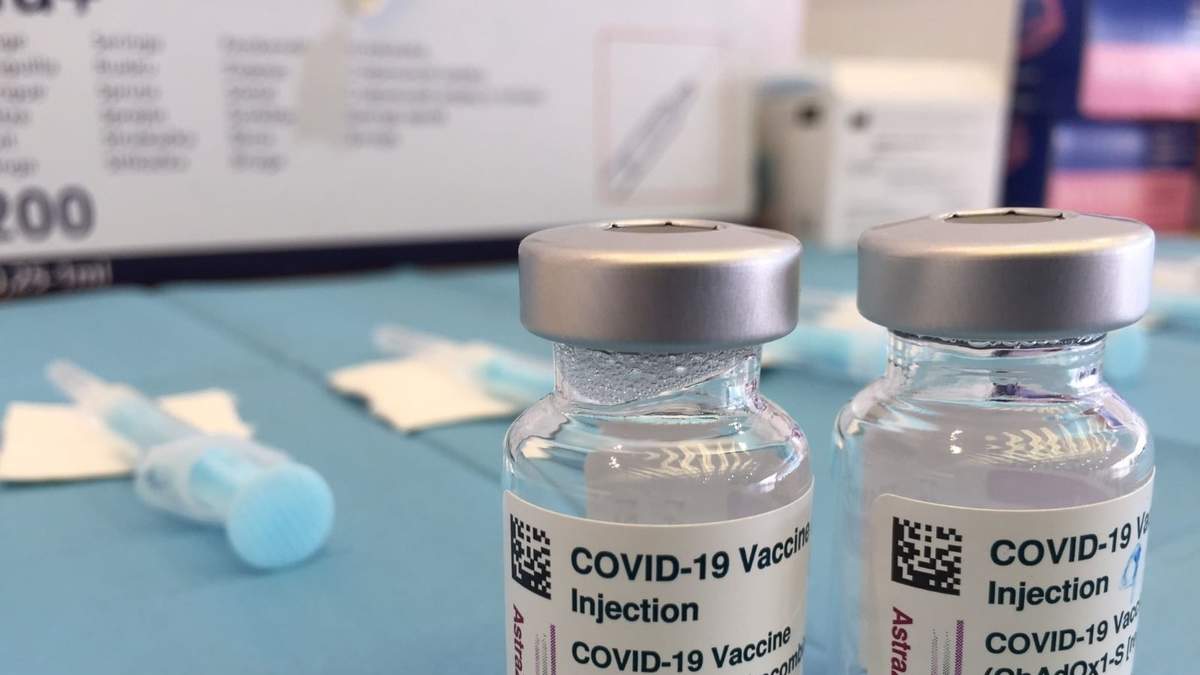 Dos viales de la vacuna contra el coronavirus de AstraZeneca. Fuente: (Twitter)