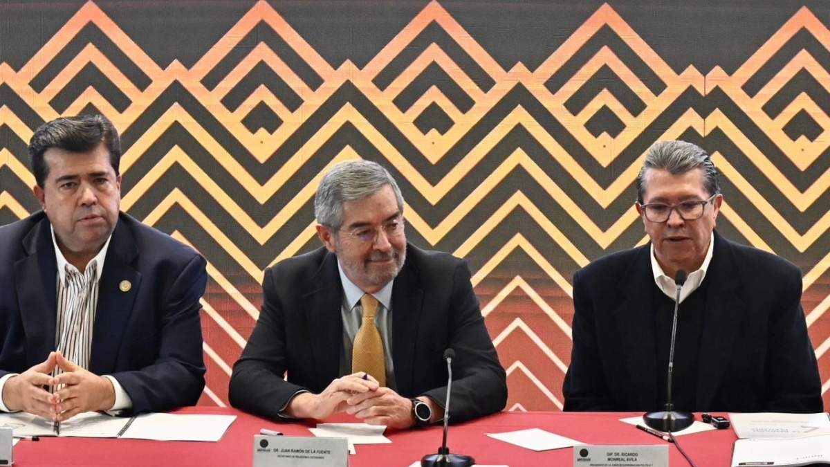 Pedro Haces, Juan Ramón de la Fuente y Ricardo Monreal en la reunión plenaria de Morena
