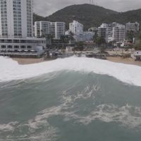 Mar de fondo arrastra a turistas en Acapulco (Video)