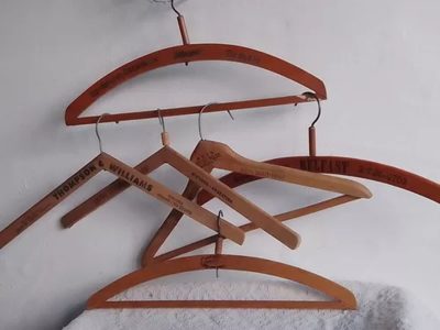 Te sorprenderá: mirá cómo podés armar un bonito secaplatos con esas perchas que pensabas a tirar