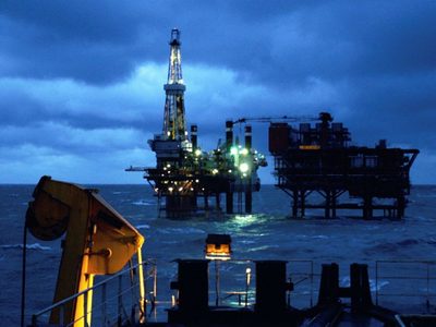 La petrolera china CNOOC anunció el descubrimiento de una reserva de petróleo y gas natural