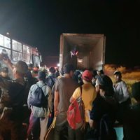 Rescatan en NL a 119 migrantes que iban en un tráiler en condiciones infrahumanas a Tamaulipas (Videos)