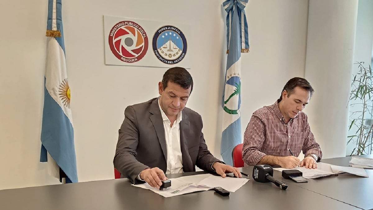 El intendente de Añelo y el fiscal Jefe firmaron el convenio de comodato. Fuente: (MPF)