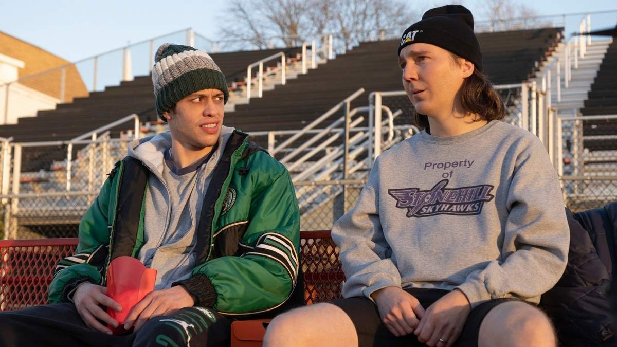Pete Davidson, izquierda, y Paul Dano en una escena de "Dumb Money"
