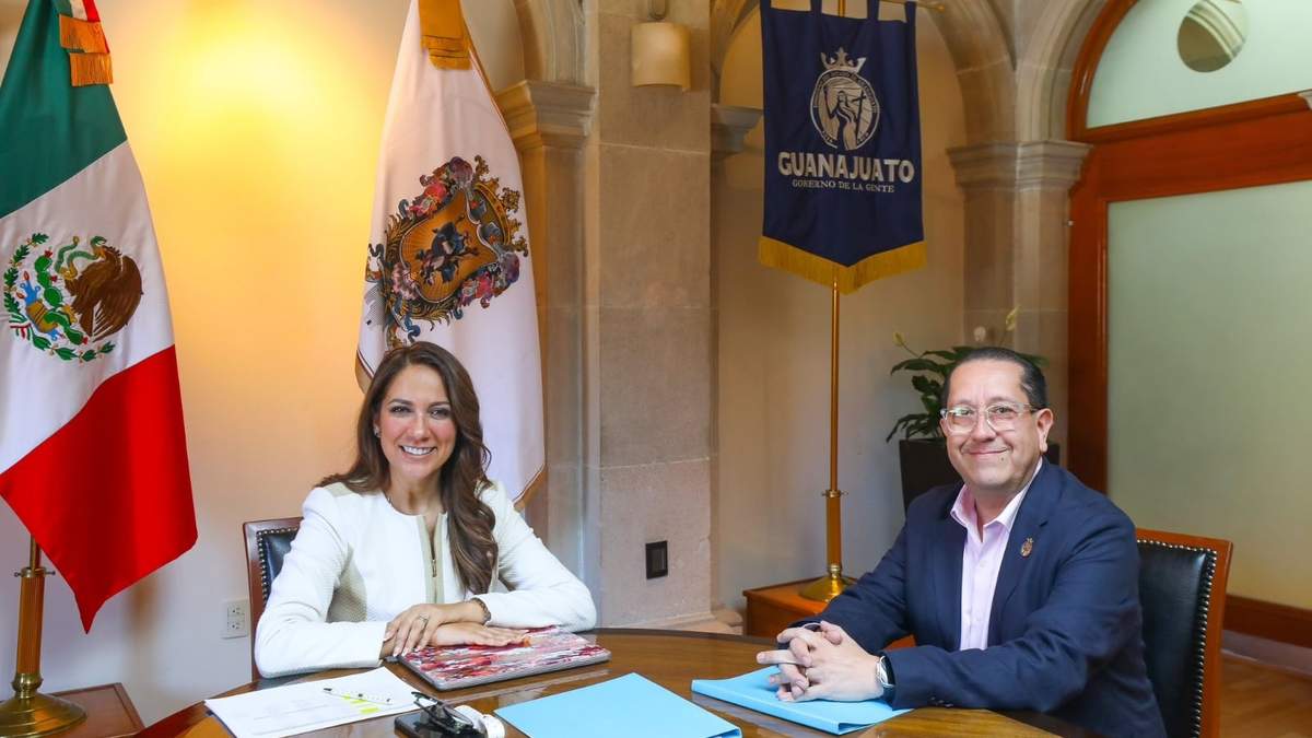 La gobernadora de Guanajuato Libia Lara con el secretario de Salud Gabriel Alfredo Cortes Alcalá