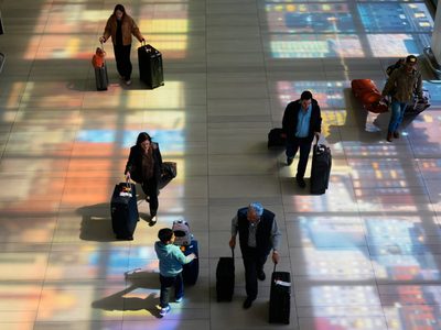 Viajeros afrontan mayores costos y menos opciones de vuelo por volatilidad de los precios