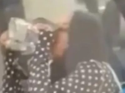 Mujer bebe botella completa de tequila para evitar tirarla en el aeropuerto | VIDEO VIRAL