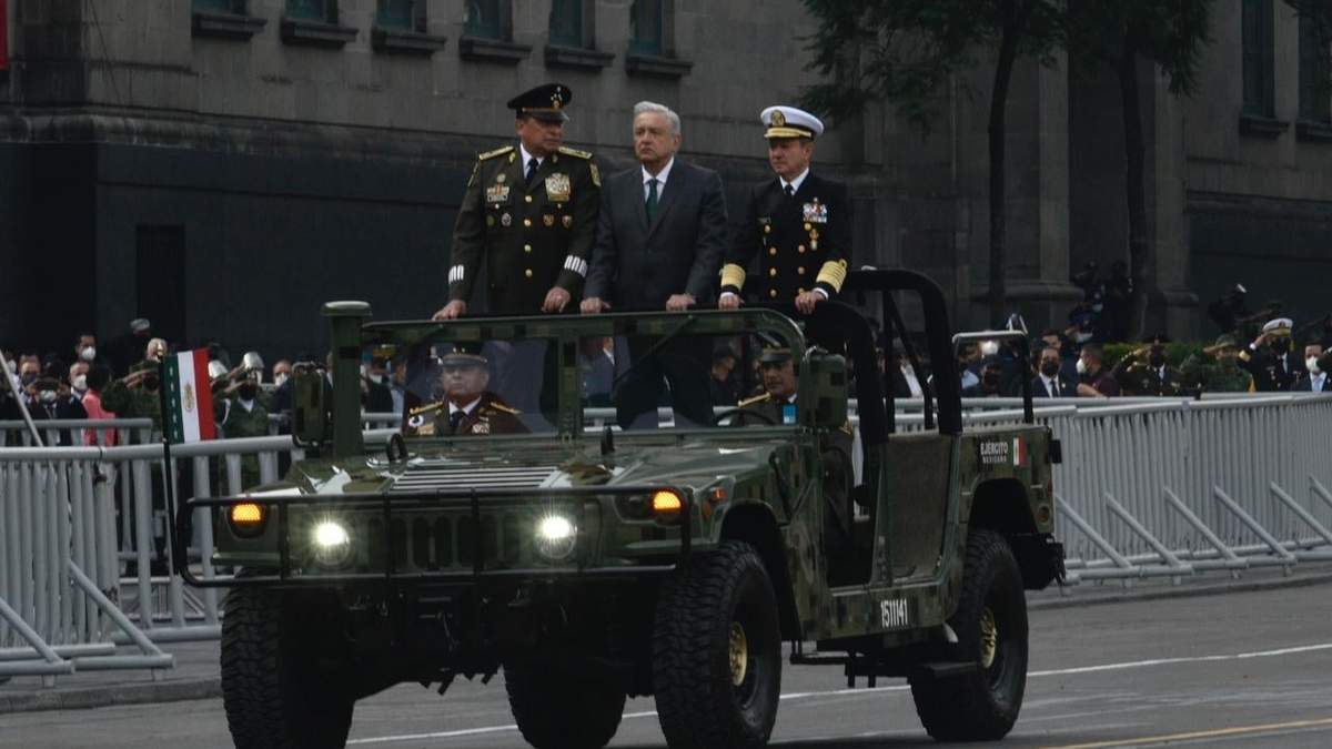 El presidente López Obrador en el desfile militar