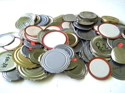 Si tenés tapas de latas y envases de plástico, no los tires, creá estos divinos centros de mesa