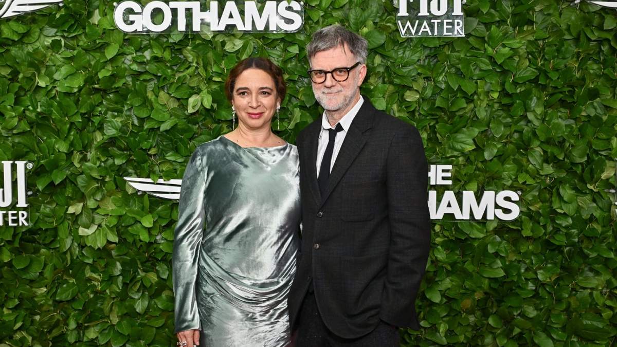 Maya Rudolph, a la izquierda, y Paul Thomas Anderson asisten a los Premios Gotham en Cipriani Wall Street el lunes 1 de diciembre de 2025, en Nueva York