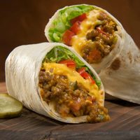 Burrito burger: llevá a otro nivel la comida con amigos con esta receta simple, que es una bomba de sabor