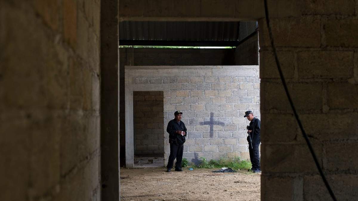 2014. Policías en una bodega después del enfrentamiento entre militares y supuestos criminales