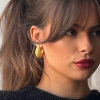 Espresso lips: el make up noventero de alto impacto que redefine el estilo invernal