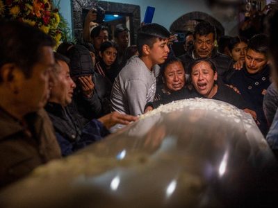 Inician funerales por migrantes muertos en tráiler abandonado en Texas