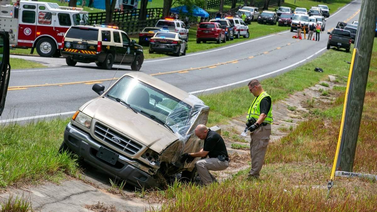 Autoridades trabajan en el sitio de un accidente mortal luego de que un autobús con trabajadores agrícolas a bordo chocó contra una camioneta en una autopista cercana a Dunnellon, Florida