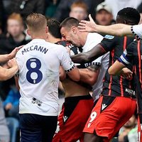 Suspenden ocho partidos a futbolista que mordió a su rival en Inglaterra (Video)