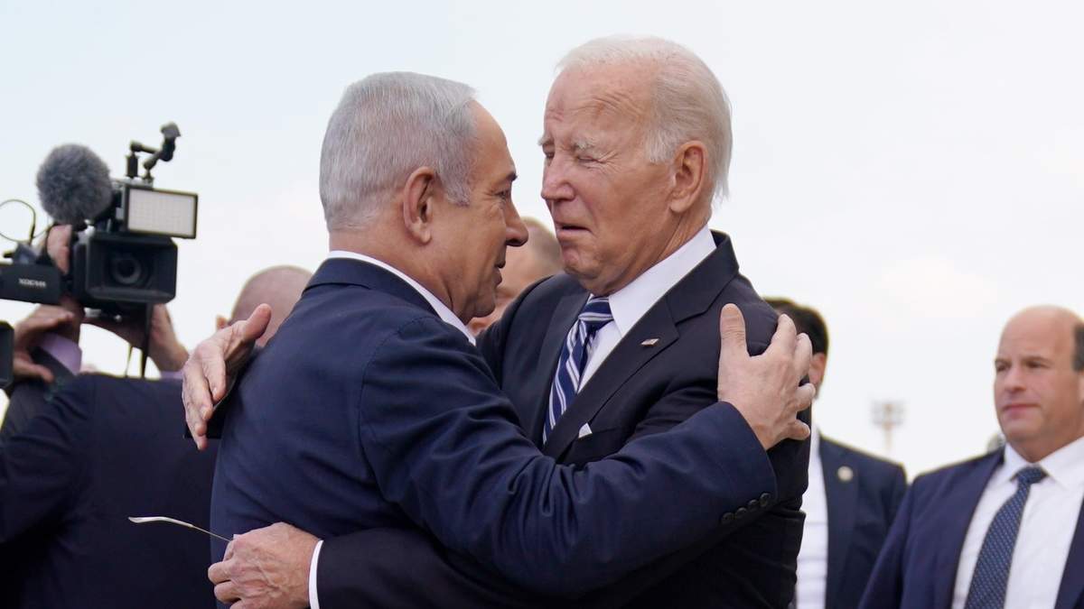 Joe Biden es recibido por Benjamin Netanyahu en octubre de 2023 en Tel Aviv