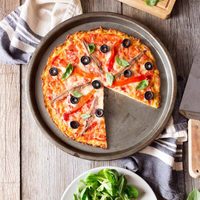 Pizza exprés de mozzarella y jamón en sartén: no ensuciés el horno y tenela lista en pocos minutos