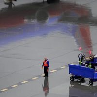 Turbina de avión succiona y mata a trabajador aéreo