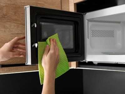 Con 2 ingredientes y en menos de 30 minutos: así podés dejar tu microondas limpio y como recién comprado