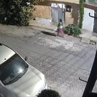 Mujer abandona a un recién nacido en Ecatepec y es captada en video